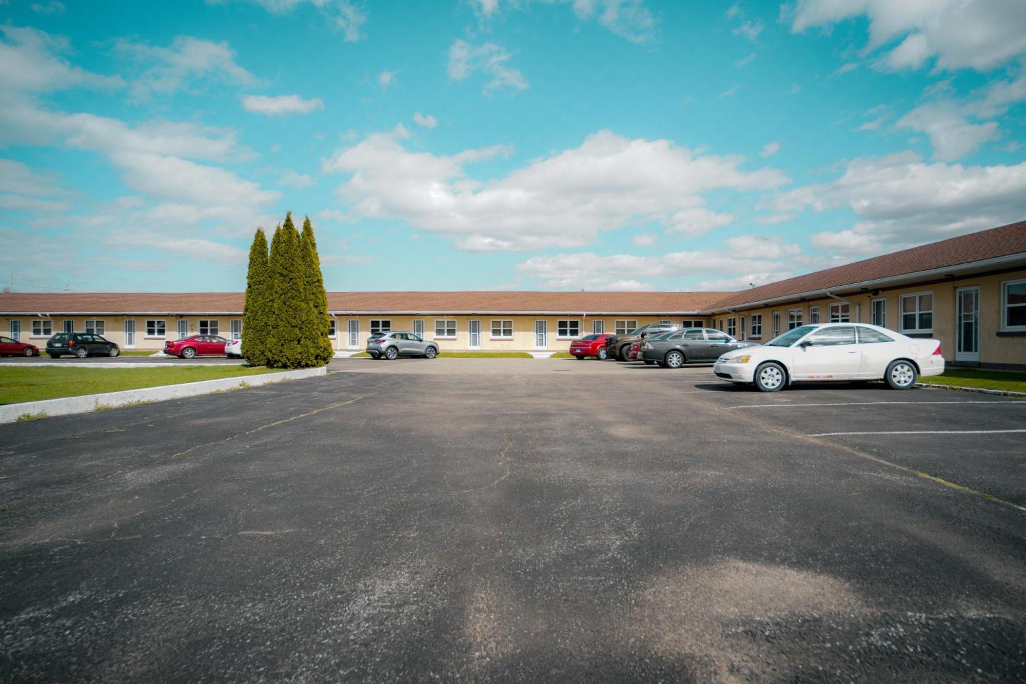 Faulds Motel Сарния Экстерьер фото