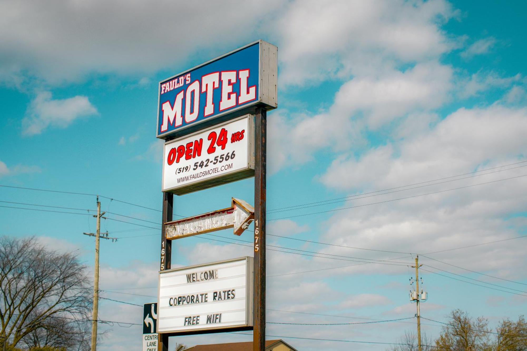 Faulds Motel Сарния Экстерьер фото